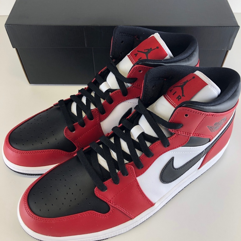 Nike Air Jordan 1 Retro MID Chicago Toe MENS 554724-069 Red White Black - Picture 2 of 12